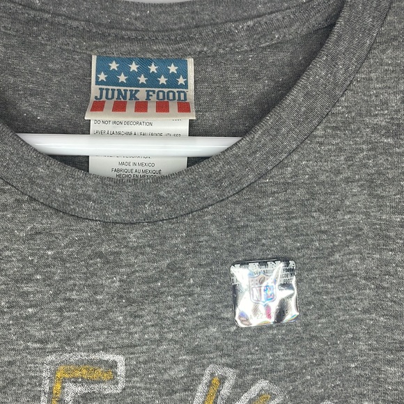 Washington Redskins, medium gray T-shirt NWT junk food - Picture 3 of 5